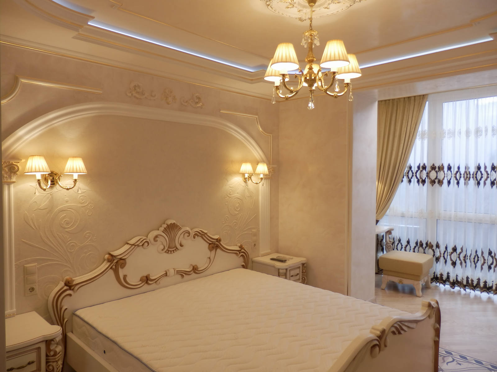 Дизайн интерьера спальни в классическом стиле, белая мебель 3