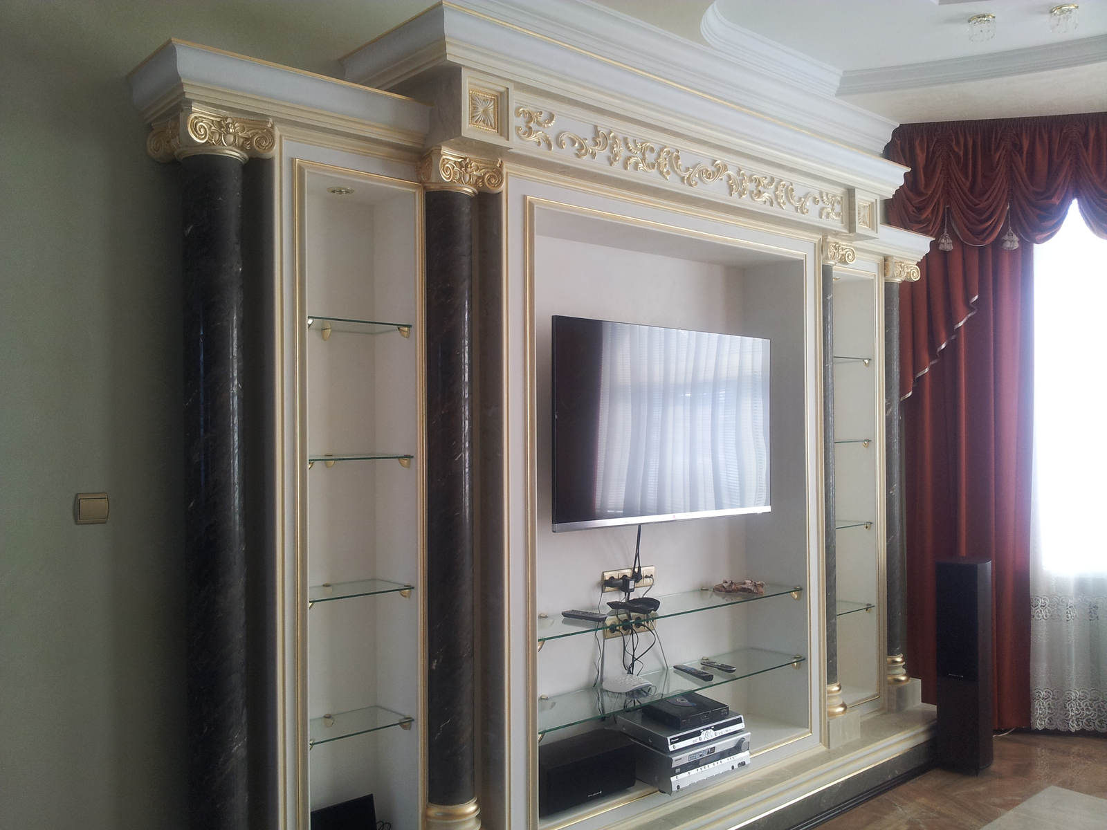 Дизайн интерьера фото ремонта гостиной телевизор на стене, портал с колонами, классика, легкая классика, современная